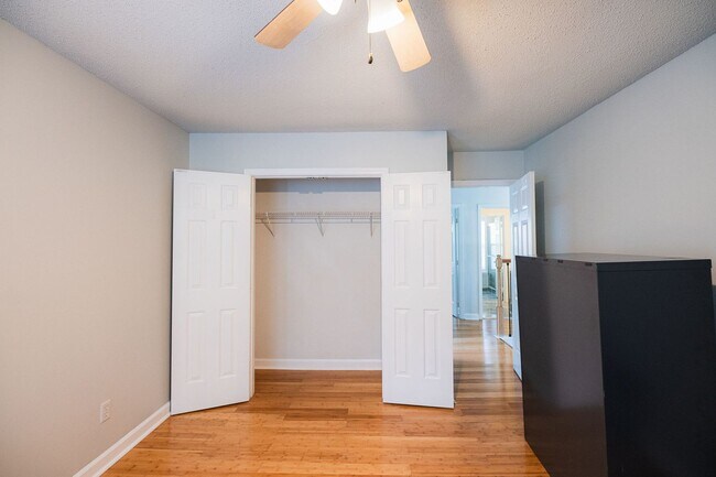 Building Photo - Spacious beautiful 5 bedroom 2.5 bath home...