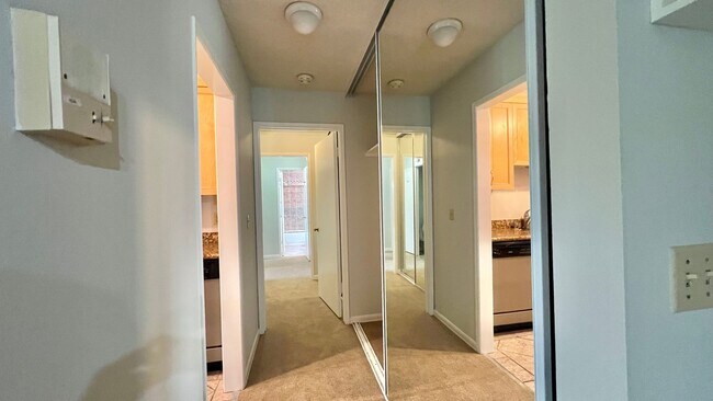 Building Photo - Well-maintained 2bd 1.5 ba  with plenty of...
