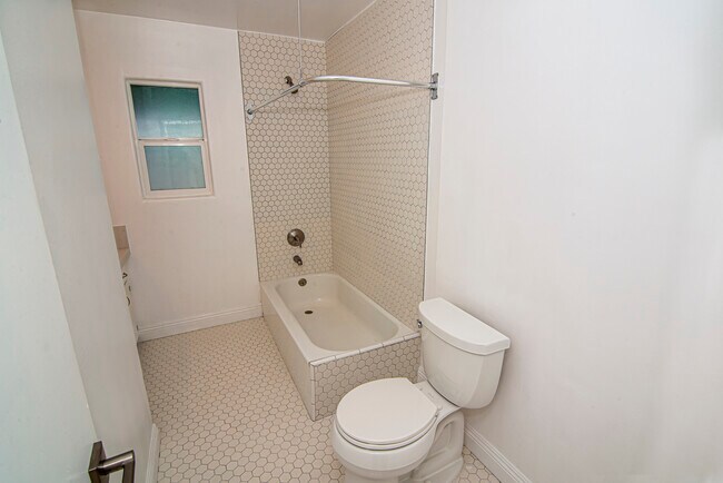 Building Photo - 156 W Linden Ct