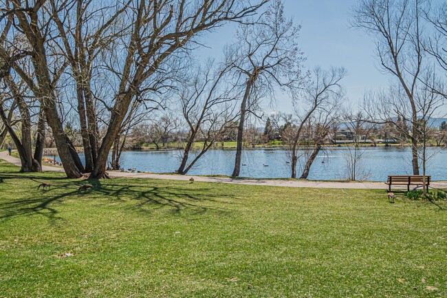 Building Photo - Spacious 3BD, 3BA Lakewood Townhome with F...
