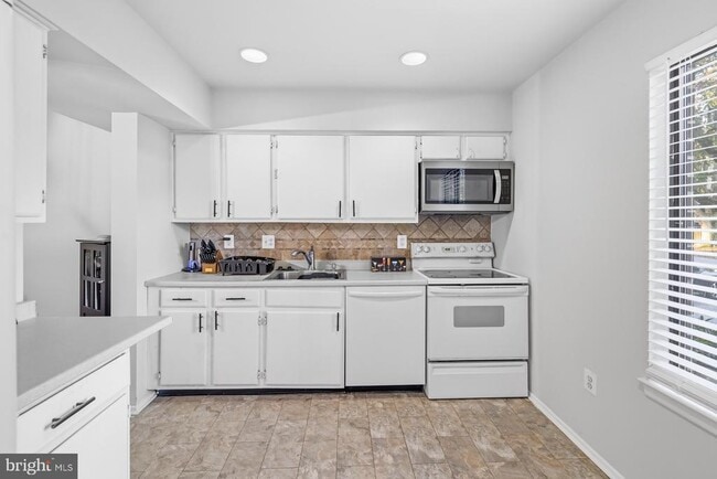 Primary Photo - 1250 Birchcrest Ct