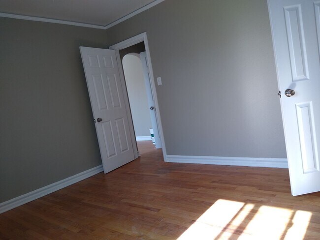 Building Photo - Charming Large 1 Bedroom in the Heart of the City