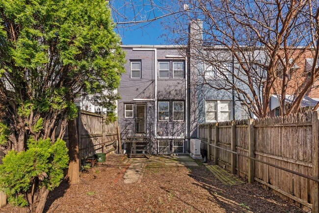 Building Photo - Capitol Hill Townhome | 3 Bed | 2 Bath | 1,350 Sf | Fenced-In Backyard