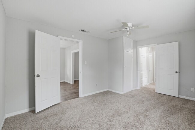 Building Photo - 505 E Heron St