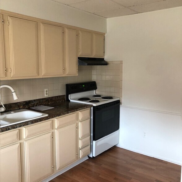 Building Photo - 95 9.5 South Washington Apatment 1