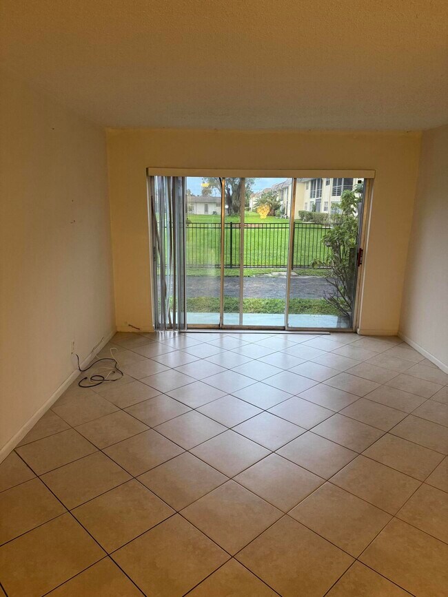 Building Photo - 9949 Sandalfoot Blvd