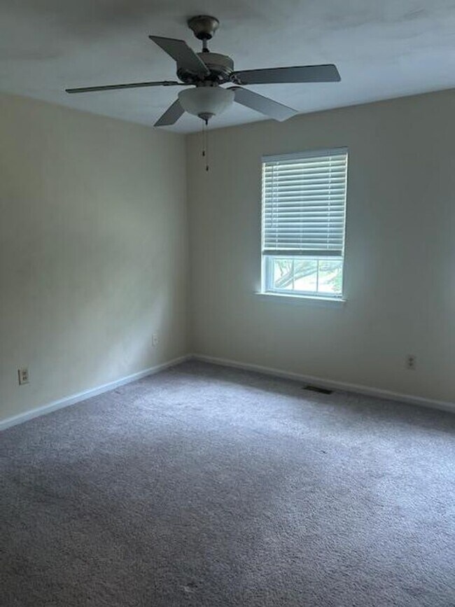 Building Photo - New Listing!