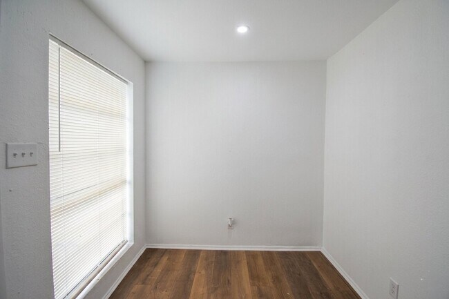 Building Photo - 433 Sunset Dr