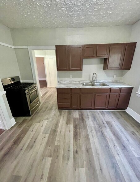 Building Photo - 3736 E 153rd St