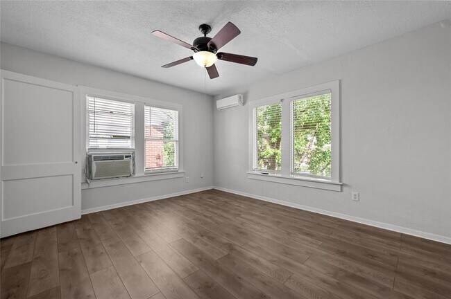 Building Photo - 907 W Gray St