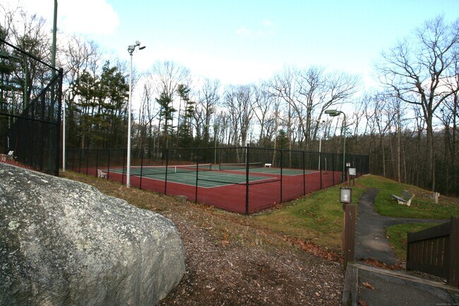 Building Photo - 7 Twin Oak Ct