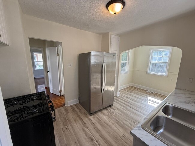 Building Photo - Spacious 3 Bedroom 1 Bath Unit in Minneapolis