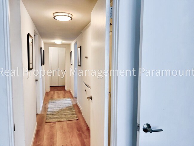 Building Photo - Furnished Brentwood Hills Retreat with Tim...