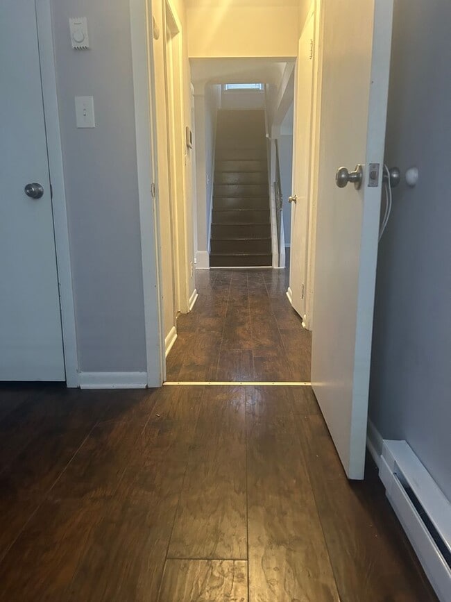 Building Photo - 3 bedroom, 3 bath single family home in So...