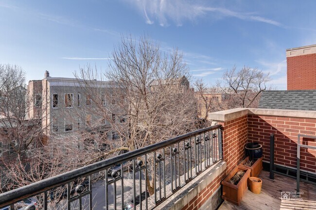 Building Photo - 869 N Paulina St