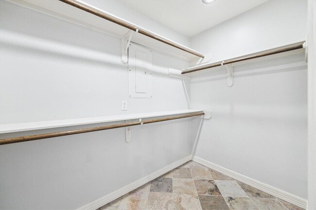 Building Photo - 8017 W Oakwood Ct