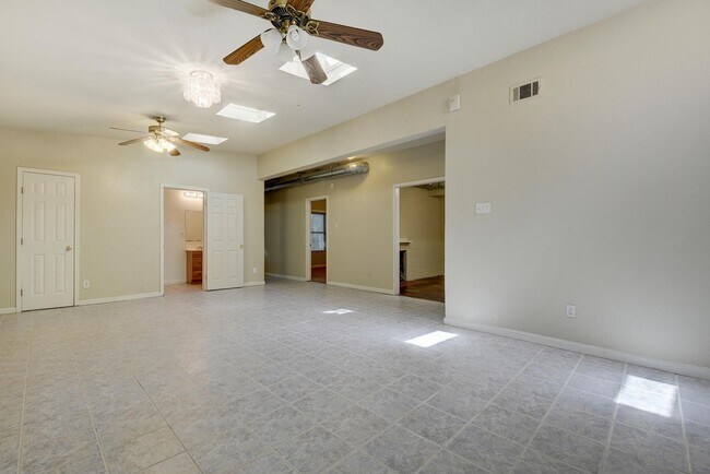Building Photo - 4405 Barrow Ave