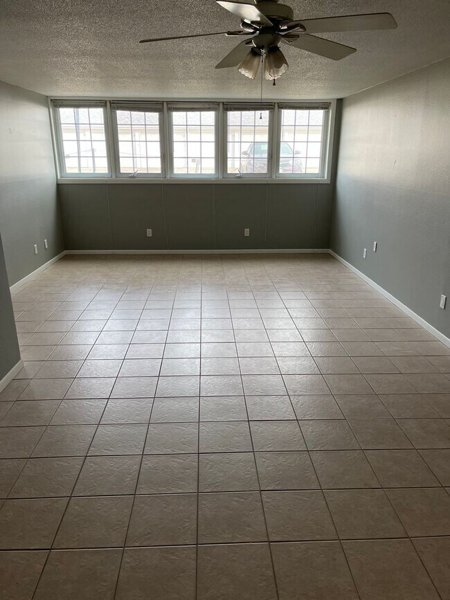 Building Photo - Well maintained 1 bedroom condo $750