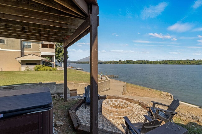 Building Photo - 301 S Front St