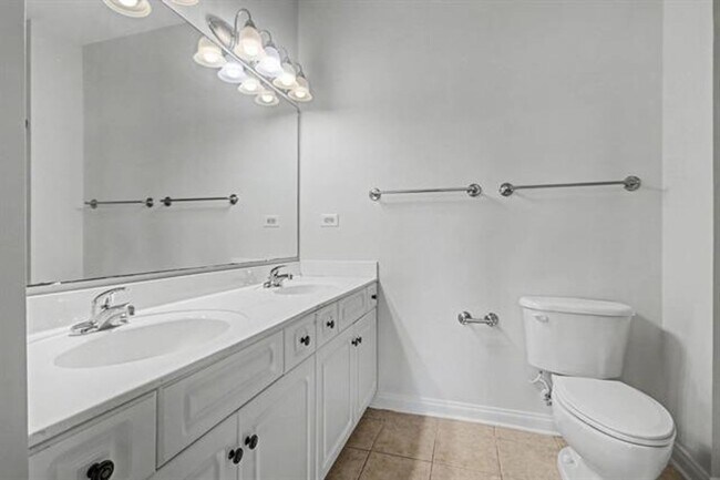Building Photo - 3BD, 2BA condo with All Utilities included