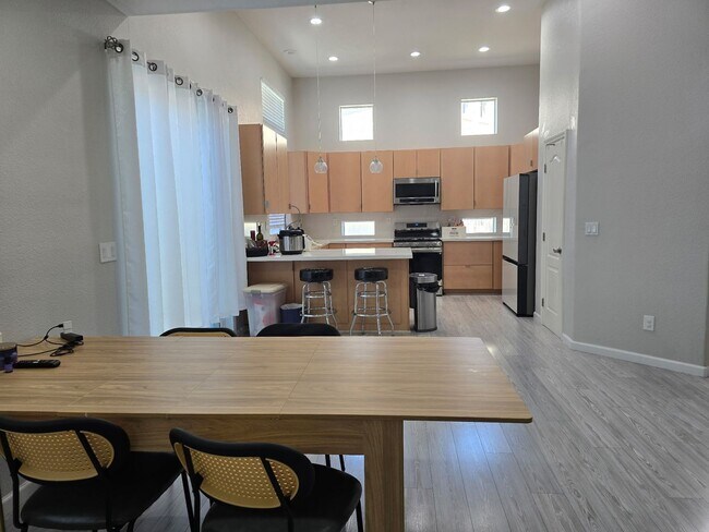 Building Photo - Big beautiful Home for rent in Visalia, Ca