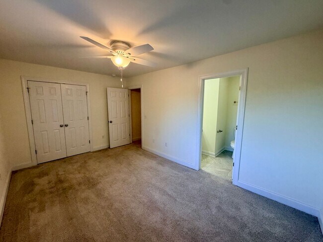 Building Photo - Beautiful Updated Townhouse located in Iredell County! 2BR/2.5BA Garage