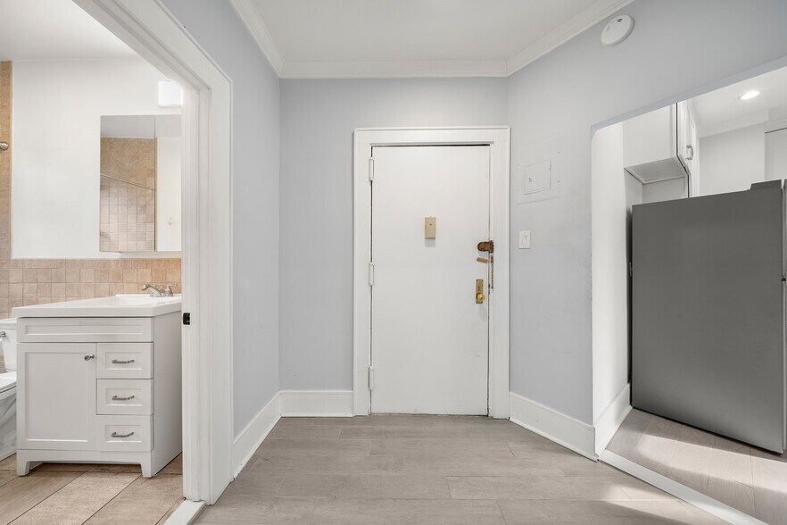 Building Photo - 553 Undercliff Ave