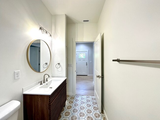 Building Photo - Gorgeous New Home! Close to Historic District and Beach