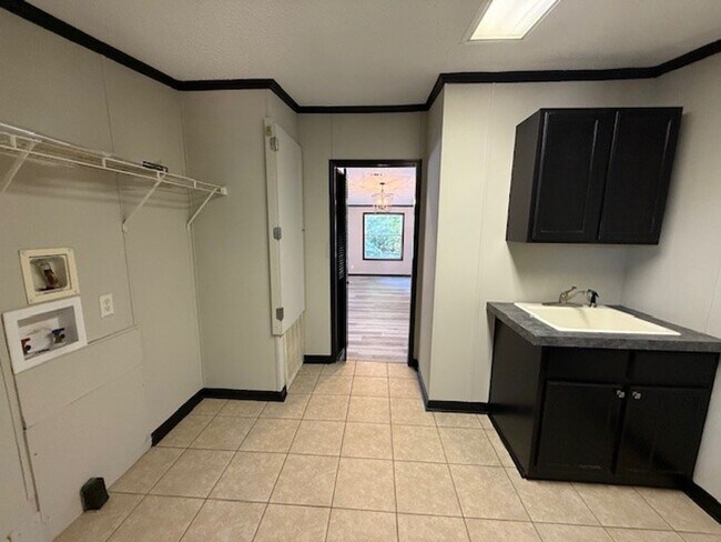 Building Photo - Available Now Spacious 3 Bedroom Home on P...