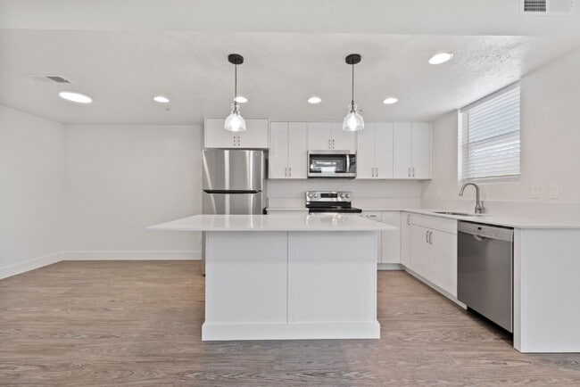 Building Photo - "Discover Comfort & Style: Spacious 3-Bed,...