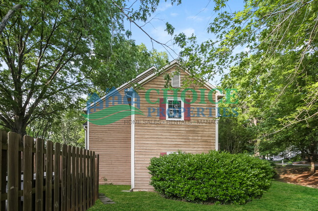 Building Photo - This cute as pie ground-floor condo is tuc...