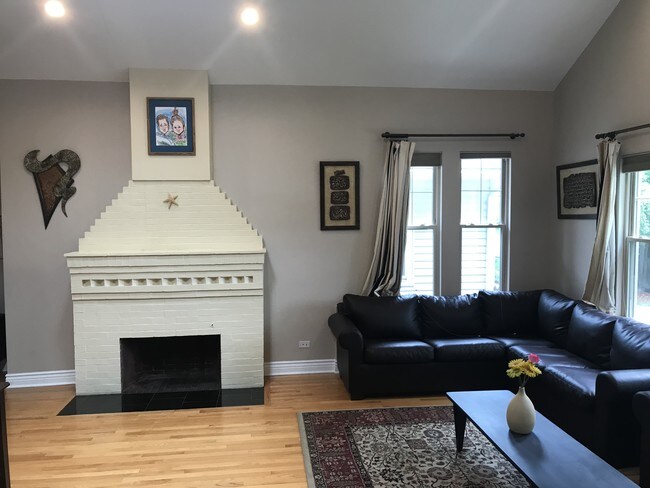 Living room / fire place - 4545 Lawndale Ave