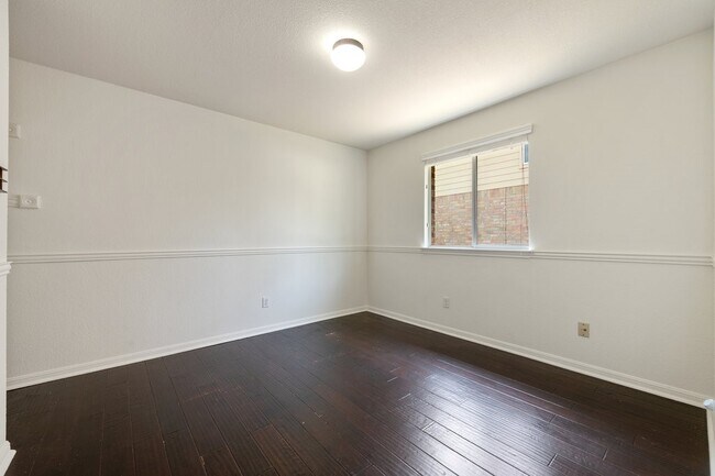 Building Photo - 1049 Regency Ln
