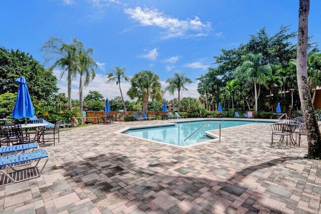 Building Photo - Updated 2 Bed, 2 Bath 1st Floor Condo with Garden Views in Lakes of Jacaranda, Plantation