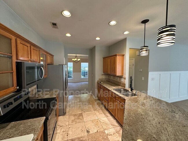Building Photo - 6033 Queens Walk Ct