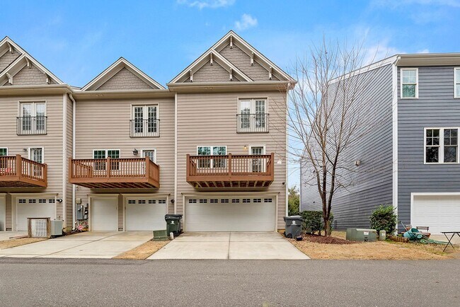 Building Photo - PRICE REDUCED - MOVE IN READY! – Gorgeous 4BR/4BA Townhome in Villages of Apex, 1 mile to DT Apex!
