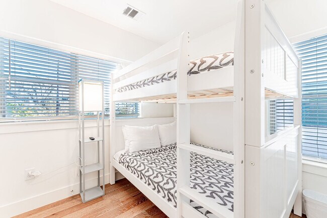 Building Photo - 1128 Chicon St