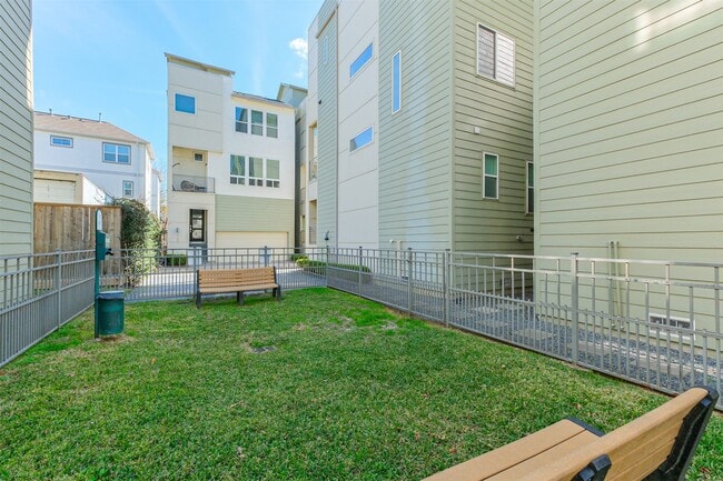 Building Photo - 946 W 18th St