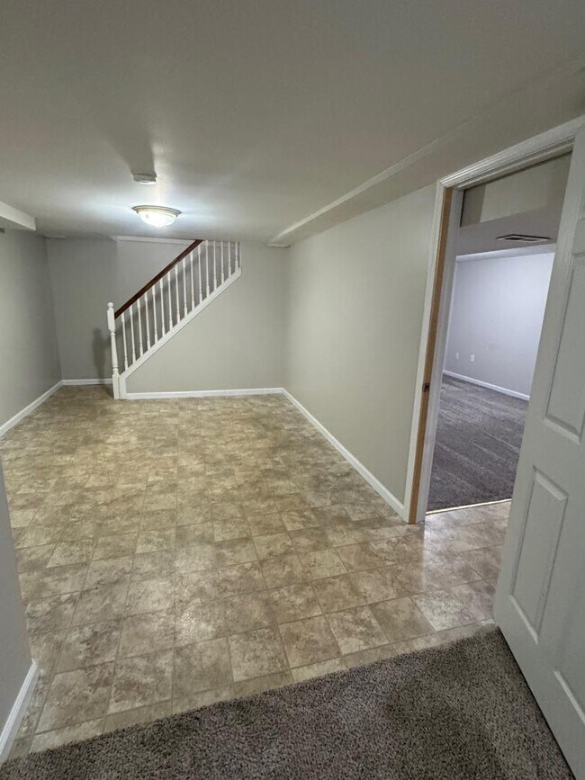 Building Photo - 709 Plaza Dr