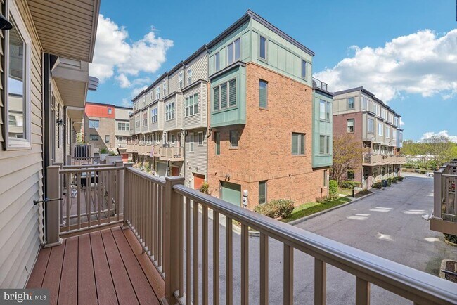 Building Photo - 5627 45th Ave