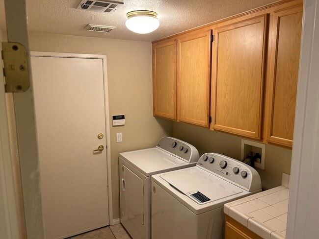 Building Photo - Rare & hard to find 2 BED & 2 BATH with ATTACHED GARAGE.