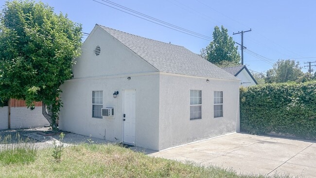 Building Photo - For rent! This charming 4-bedroom, 3-bathr...