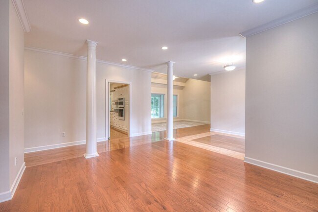 Building Photo - 604 Georgian Way