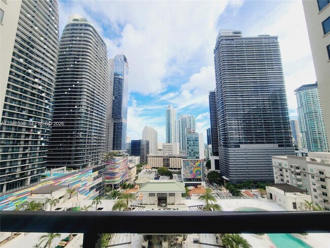 Building Photo - 999 SW 1st Ave