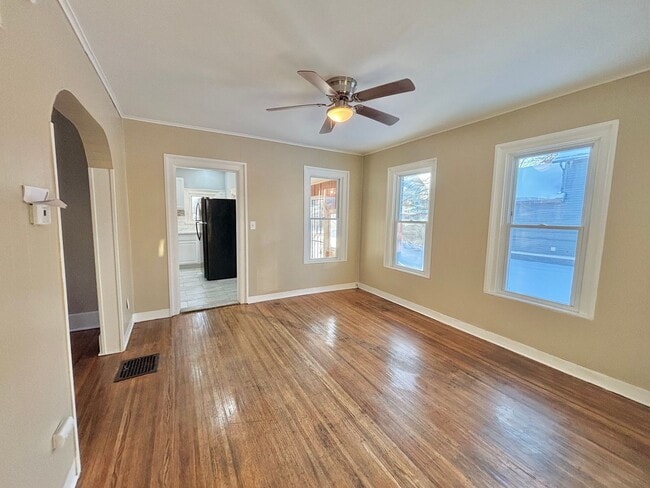 Building Photo - Spacious 4bd Home | 1st Floor Laundry Room | Hardwood Floors