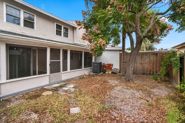 Building Photo - 2078 Loma Linda Way N