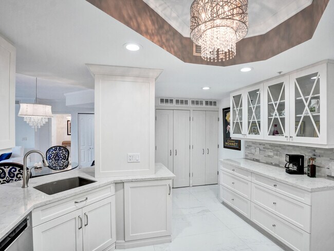 Building Photo - 191 S Ocean Dr