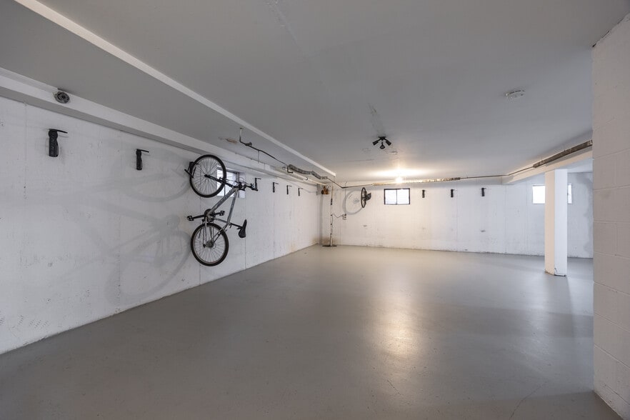 Building Photo - 7620 N Sheridan Rd