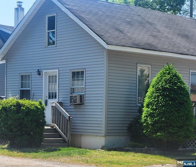 Building Photo - 1 Cedar Ln