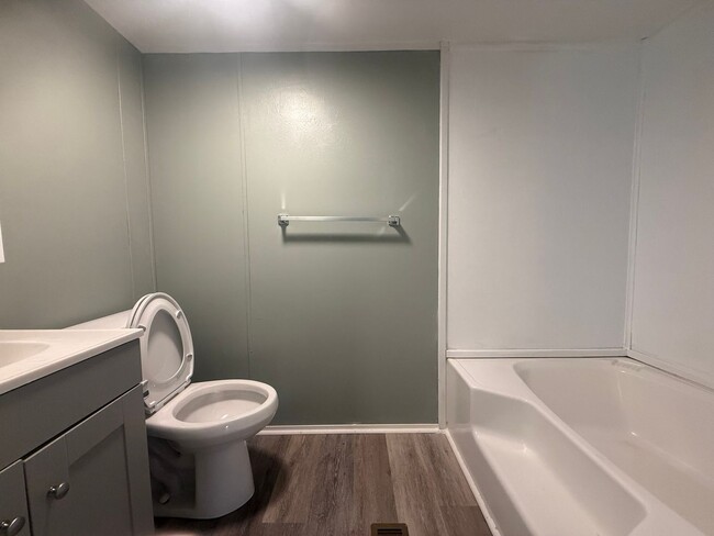 Building Photo - 2 Bedroom 2 Bath Mobile Home in Greenevill...